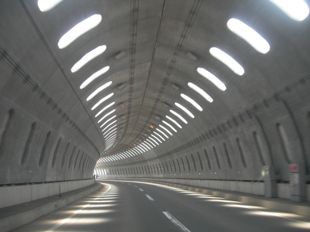 油断大敵 高速道路での横風は突然吹きつける 廃車買取のおもいでガレージ